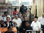 jokowi-menikmati-kopi-di-kedai-kopi-partungkoan-di-jantung-kota-balige.jpg