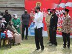 jokowi-meninjau-pelaksanaan-vaksinasi-door-to-door-111.jpg