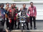 jokowi-meninjau-sarana-pegiat-minat-membaca-di-istana-negara_20170502_134846.jpg