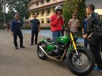 jokowi-menjajal-motor-baru_1_20181104_104943.jpg