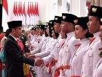 jokowi-menyalami-paskibraka-2018_20180816_134931.jpg