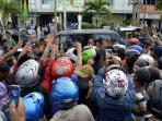 jokowi-menyalami-warga-tarakan_20160317_120416.jpg