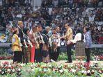 jokowi-menyerahkan-sebanyak-10-pks-kkp-untuk-empat-kabupaten.jpg