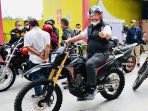 jokowi-naik-motor-dari-sibisa-ke-kawasan-pantai-bebas-parapat_20220202_232942.jpg