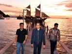 jokowi-nikmati-sunset-dari-atas-kapal-pinisi-di-labuan-bajo_20200119_225746.jpg