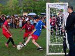 jokowi-ntt-bermain-sepakbola.jpg