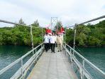 jokowi-resmikan-jembatan-gantung.jpg