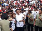 jokowi-saat-berswafoto-dengan-warga-bandung-theresia-felisianitribunnewscom.jpg