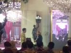 jokowi-saat-menerima-buku-50th-batik-danar-hadijpg_20171210_010206.jpg
