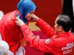 jokowi-saat-penyerahan-medali-emas-ke-defia-rosmaniar-di-hari-pertama-asian-games_20180819_221014.jpg