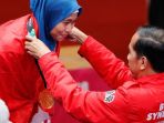 jokowi-saat-penyerahan-medali-emas-ke-defia-rosmaniar_20180821_120306.jpg