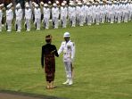 jokowi-salami-komandan-upacara-hut-ri-di-istana-merdeka_20190817_224700.jpg