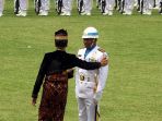 jokowi-salami-komandan-upacara-hut-ri-di-istana-merdeka_20190817_225148.jpg