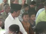 jokowi-salat-jumat_20160506_145155.jpg