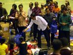 jokowi-sambangi-pengungsi-zona-rawan-gunung-agung-bali_20170926_200456.jpg