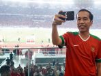jokowi-selfie-di-final-piala-presiden-2018_20180218_102121.jpg