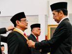 jokowi-serahkan-medali.jpg