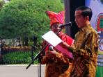 jokowi-serahkan-penghargaan-kalpataru-kepada-n-akelaras_20150605_120640.jpg