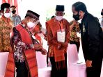 jokowi-serahkan-sertifikat-tanah-di-humbang-hasundutan_20201027_225915.jpg