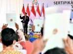 jokowi-serahkan-sertifikat-tanah-di-humbang-hasundutan_20201027_230101.jpg