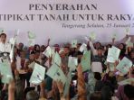 jokowi-serahkan-sertifikat-tanah-untuk-rakyat_20190125_205250.jpg