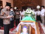 jokowi-takziah-ke-rumah-duka-pakdenya-nih3.jpg