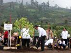 jokowi-tanam-pohon-di-das-citarum_20180222_212234.jpg