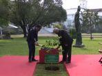 jokowi-tanam-pohon-gaharu.jpg