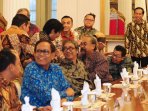 jokowi-tergelak-bersama-komedian-di-istana_20151216_222012.jpg