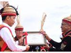 jokowi-terima-gelar-adat-darayen-acang-aco.jpg