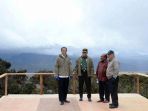 jokowi-tinjau-jalan-trans-papua-dengan-mengendarai-motor-trail_20170510_172500.jpg