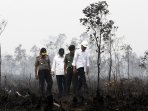 jokowi-tinjau-kebakaran-hutan_20160112_210142.jpg