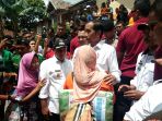 jokowi-tinjau-korban-dan-lokasi-terdampak-tsunami-di-lampung_20190102_231406.jpg