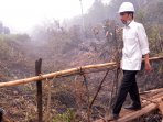 jokowi-tinjau-lokasi-kebakaran-lahan-di-kalteng_20150924_201703.jpg