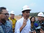 jokowi-tinjau-pembangunan-tol-trans-sumatra-di-lampung_20151106_221748.jpg