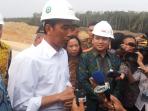 jokowi-tinjau-progres-tol-trans-sumatera_20151106_175258.jpg