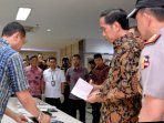 jokowi-tinjau-proses-pemeriksaan-ott-di-kemenhub_20161011_211305.jpg