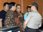 jokowi-tinjau-proses-pemeriksaan-ott-di-kemenhub_20161011_211745.jpg