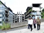 jokowi-tinjau-proyek-hambalang-yang-terbengkalai_20160318_205941.jpg