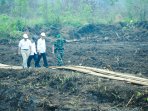 jokowi-tinjau-proyek-kanal-bersekat-di-lahan-hutan-gambut-kalten_20151102_170114.jpg
