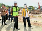 jokowi-tinjau-proyek-pembangunan-jalan-tol-di-ikn_20230222_194252.jpg