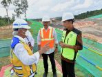 jokowi-tinjau-proyek-pembangunan-jalan-tol-di-ikn_20230222_194533.jpg