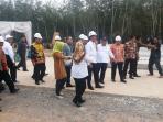 jokowi-tinjau-proyek-tol-trans-sumatera_20151106_154828.jpg