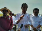 jokowi-usai-meninjau-panen-di-indramayu-2.jpg