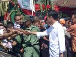 jokowi-warga-malang_20150521_130221.jpg