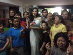 jolene-marie-bersama-anak-yayasan-bhakti-luhur.jpg