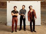 jonas-brothers-bertajuk-wings.jpg