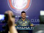 jonathan-bauman-saat-diperkenalkan-oleh-manajemen-arema-fc.jpg