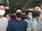 jonathan-frizzy-didampingi-kuasa-hukumnya-mengunjungi-polres-metro-jakarta-selatan.jpg