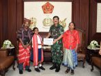 joni-pemanjat-tiang-bendera-dapat-bea-siswa-dari-panglima-tni_20180821_132810.jpg